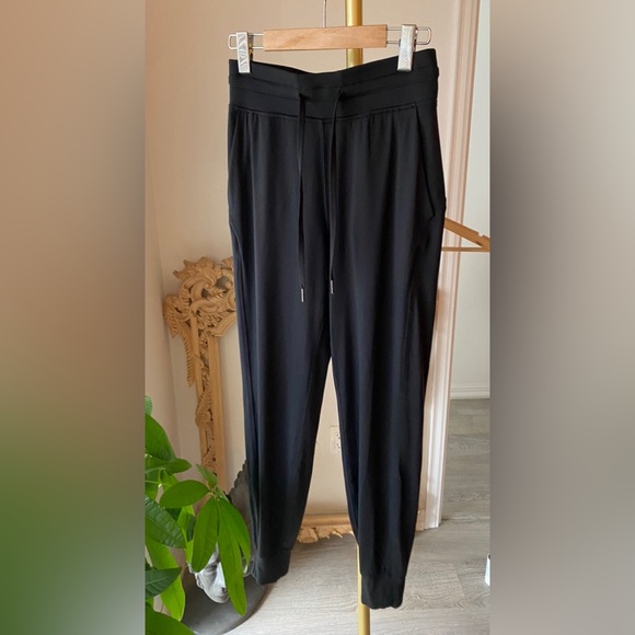 Lululemon Mid-Rise Jogger, Black, Size 4, Womens - Picture 1 of 6